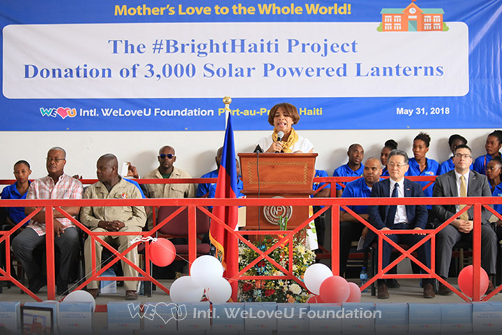 WeLoveU delivers 3,000 solar-powered lanterns to Haiti.
