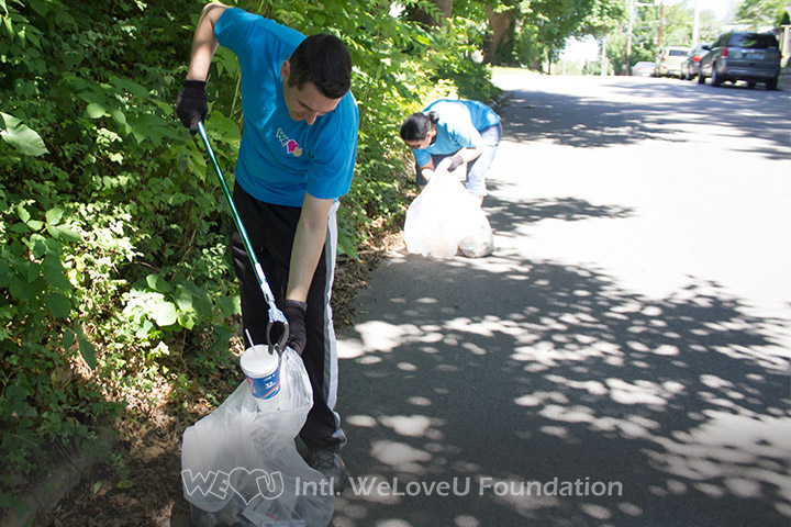 WeLoveU volunteers clean Bingham Park in Kentucky.