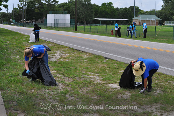 WeLoveU volunteers join Clean World Day in Florida.