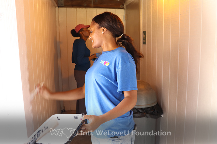 WeLoveU volunteers clean Tradewinds Park Stables in Florida.