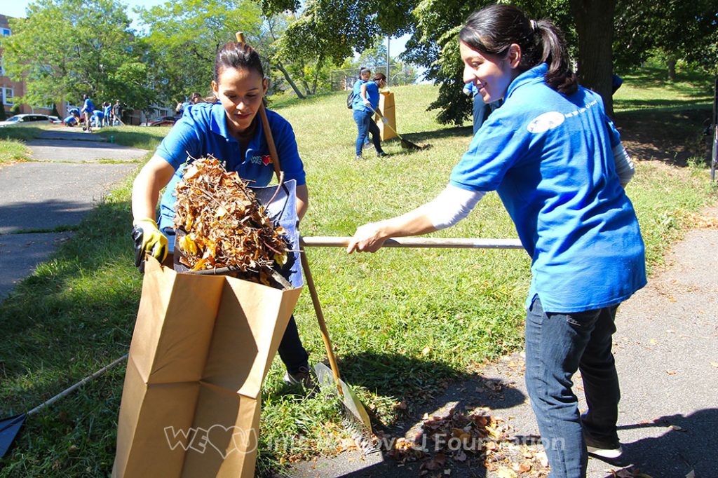 WeLoveU volunteers working together and cleaning Ceylon Park