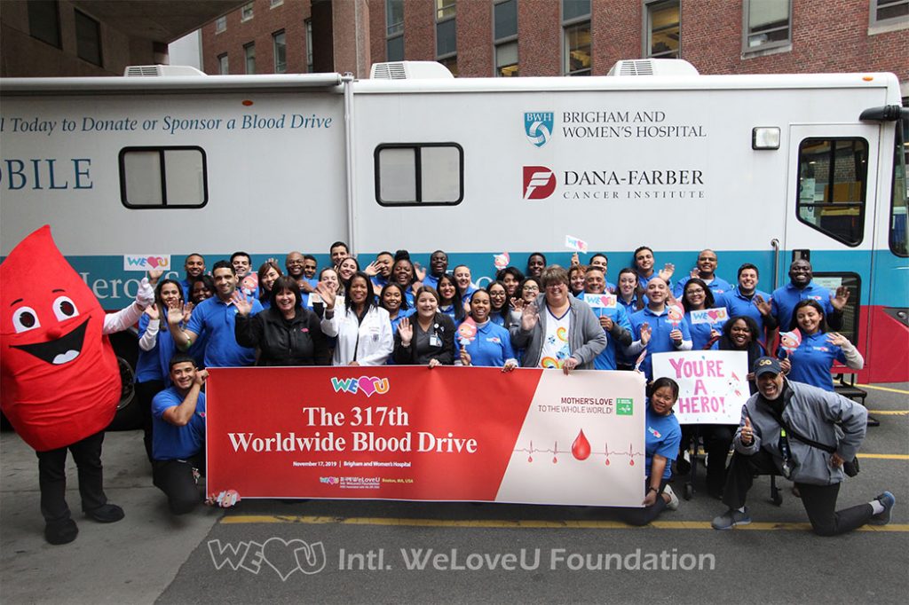 Group photo of WeLoveU volunteers and hospital personnel