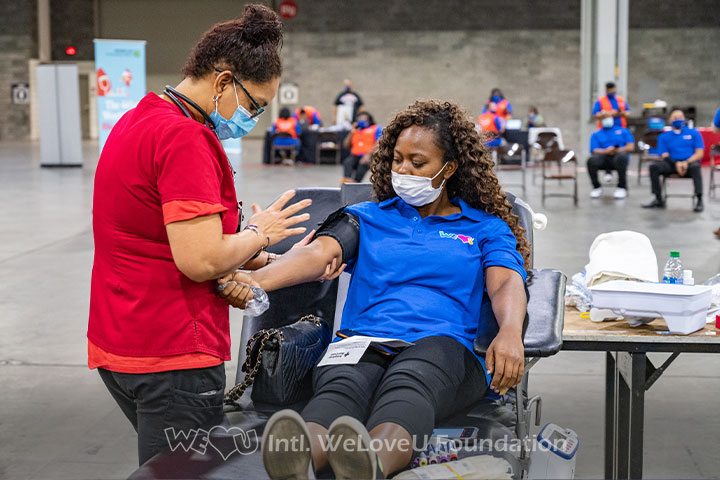 A phlebotomist prepares a donor's arm at the WeLoveU blood drive in Atlanta, GA