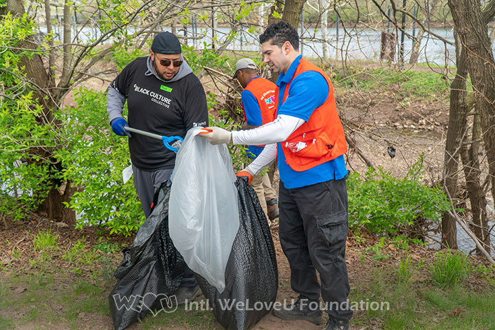 SHI and WeLoveU volunteers pick up trash