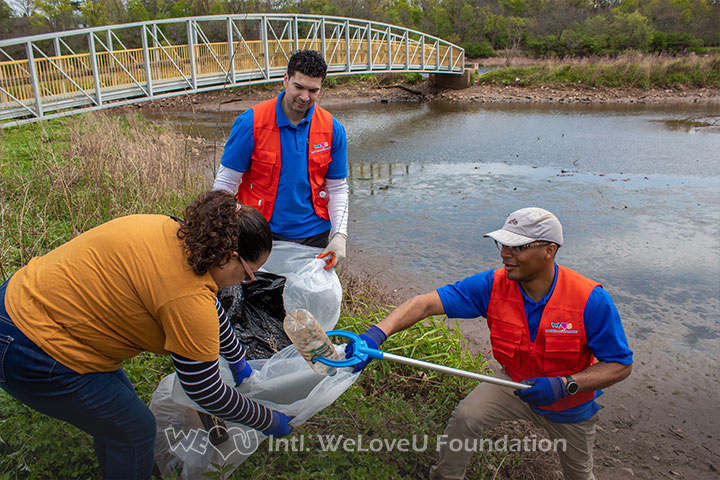 Volunteers remove litter in Boyd Park